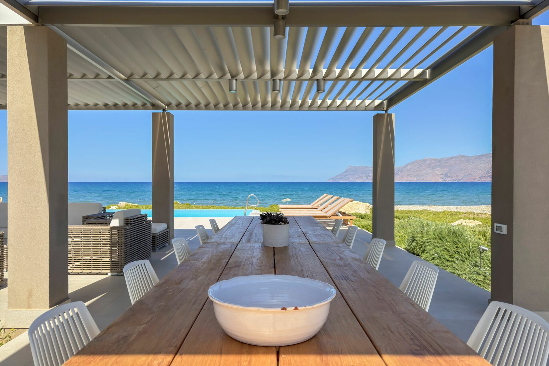 Beachfront Villa Korfalonas Luxus Ferienhaus Kreta Mieten Esstisch Mit Meerblick