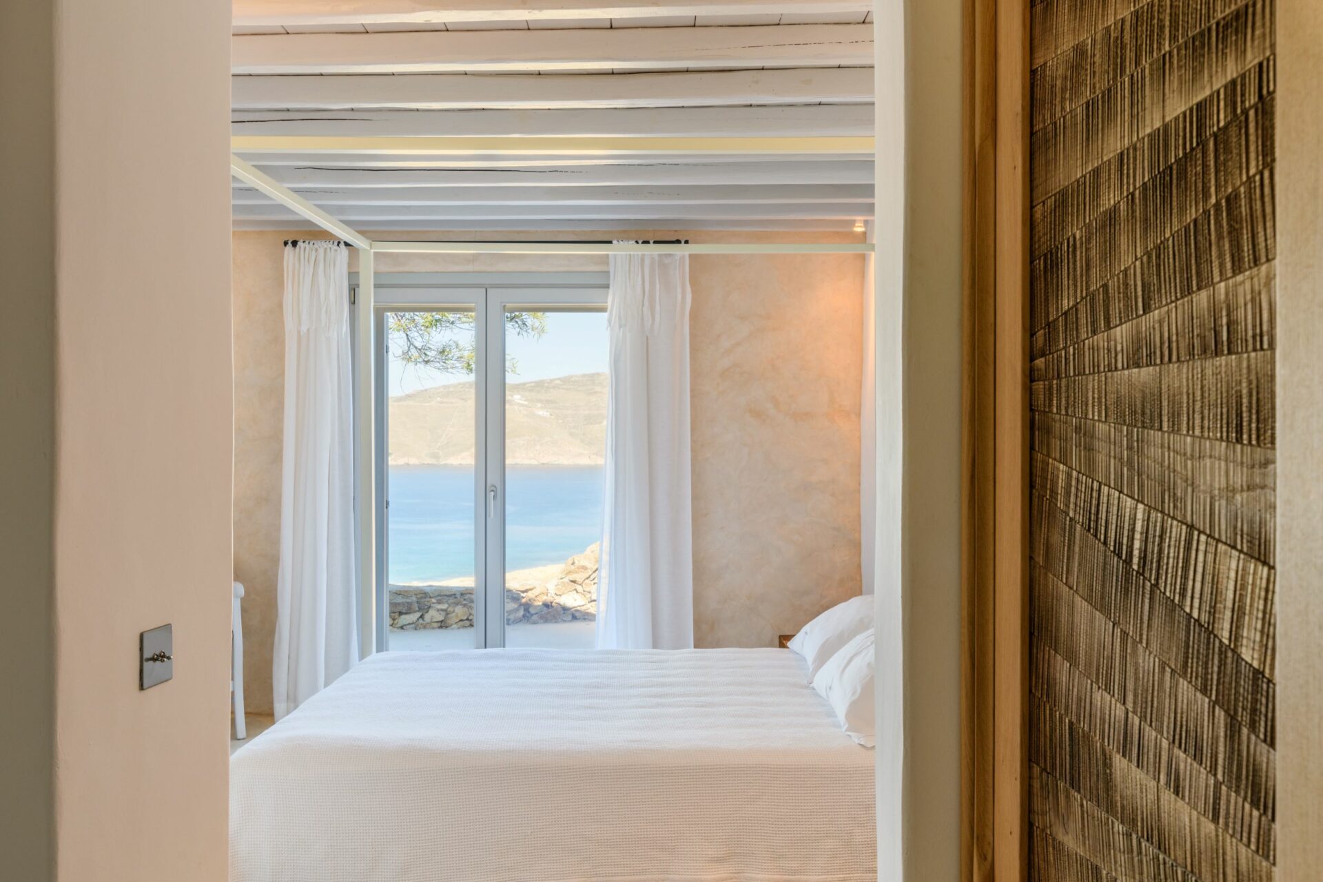 Blue Sky Villa Exklusives Ferienhaus Mykonos Mieten Helles Schlafzimmer