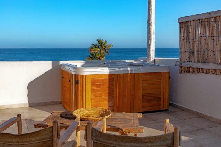 Boho Beachhouse Luxuriöses Ferienhaus Rhodos Mieten Hot Tub Auf Dem Balkon