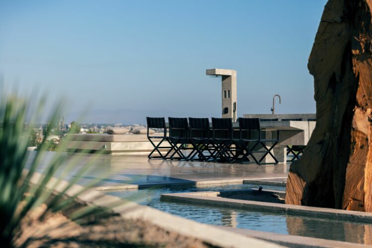 Boho House Luxus Ferienhaus Kreta Griechenland Detail Outdoor Esstisch