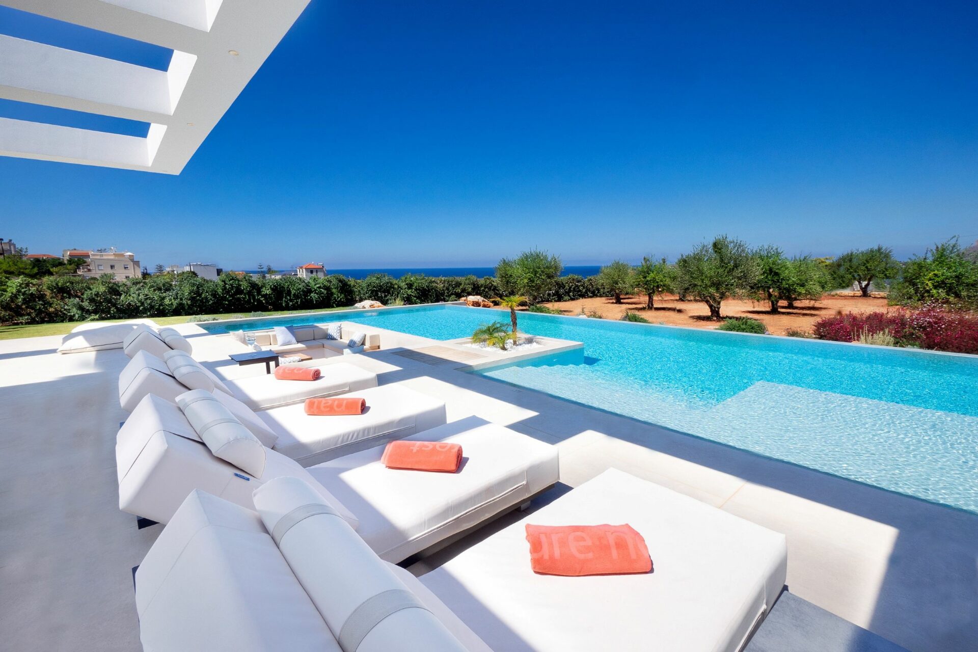 Boutique Villa Luxus Ferienhaus Kreta Griechenland Sonnenliegen Am Pool