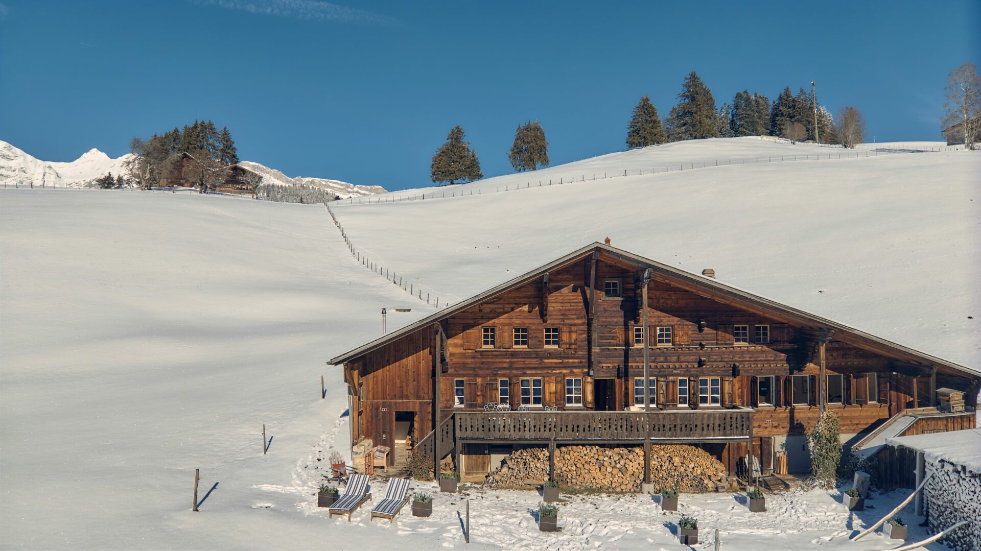 Cozy Club Chalet Gstaad Schweiz Exklusives Ferienhaus Mieten Außenansicht Im Winter