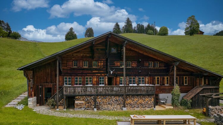 Cozy Club Chalet Luxus Ferienhaus Gstaad Schweiz Außenansicht Im Sommer