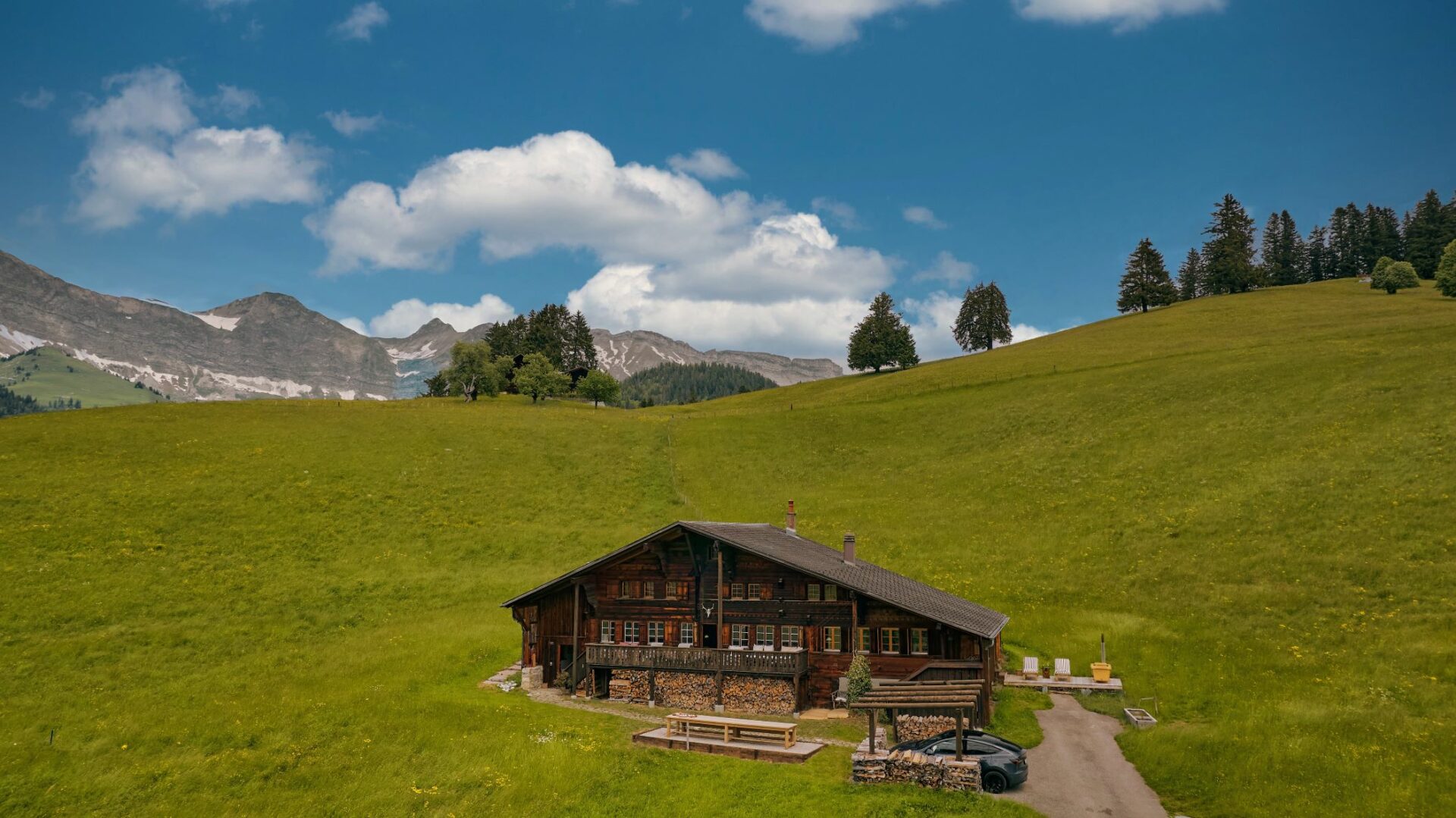 Cozy Club Chalet Luxus Ferienhaus Gstaad Schweiz Lage Im Sommer