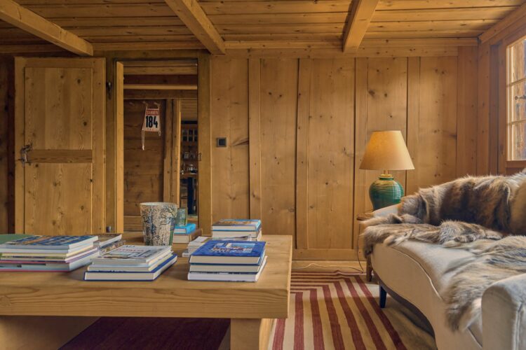 Cozy Club Chalet Luxus Ferienhaus Gstaad Schweiz Lese Stube