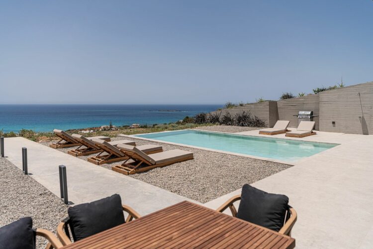 Design Villa Falassarna Beach I Luxuriöses Ferienhaus Kreta Mieten Outdoor Esstisch