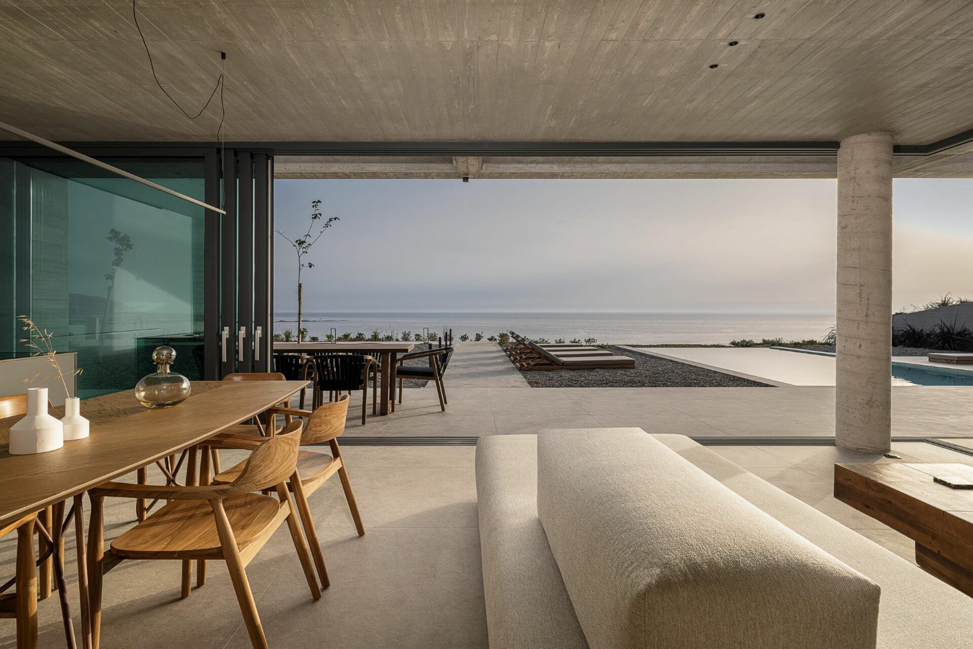 Design Villa Falassarna Beach I Luxus Ferienhaus Kreta Mieten Esstisch