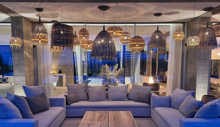 Design Villa Saint Victoire Luxuriöses Ferienhaus Provence Abendstimmung Lounge