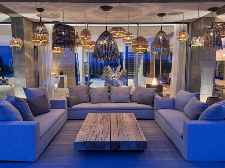 Design Villa Saint Victoire Luxuriöses Ferienhaus Provence Abendstimmung Lounge