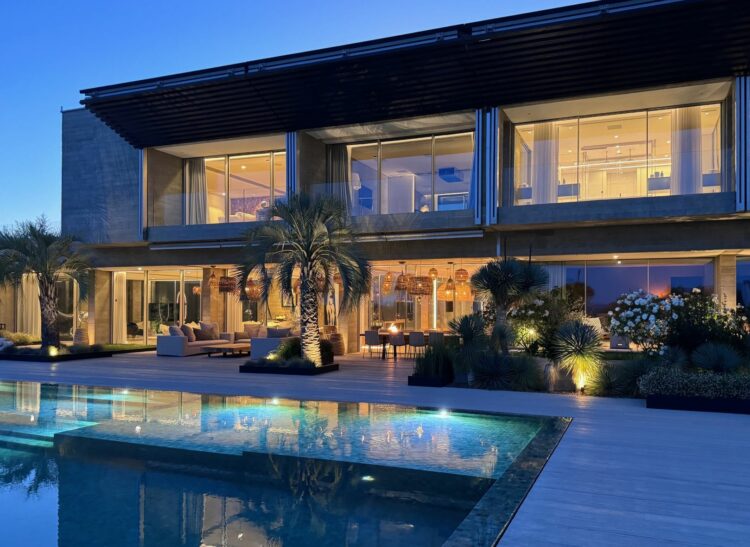 Design Villa Saint Victoire Luxuriöses Ferienhaus Provence Abendstimmung Terrasse