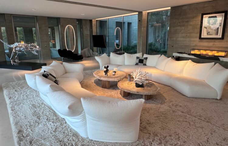 Design Villa Saint Victoire Luxuriöses Ferienhaus Provence Detail Couch