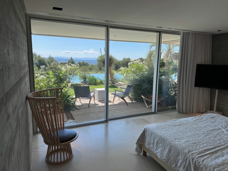 Design Villa Saint Victoire Luxus Ferienhaus Provence Großes Schlafzimmer Mit Poolblick