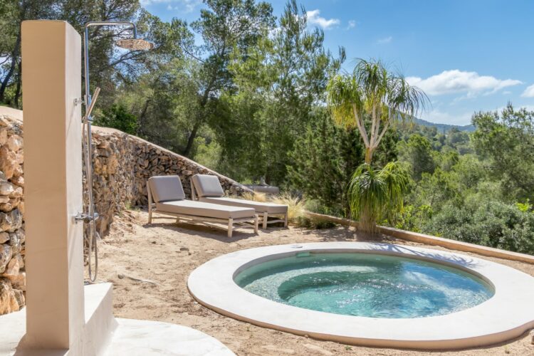 Finca Rural Luxus Ferienhaus Ibiza Mieten Detail Outdoor Badwanne