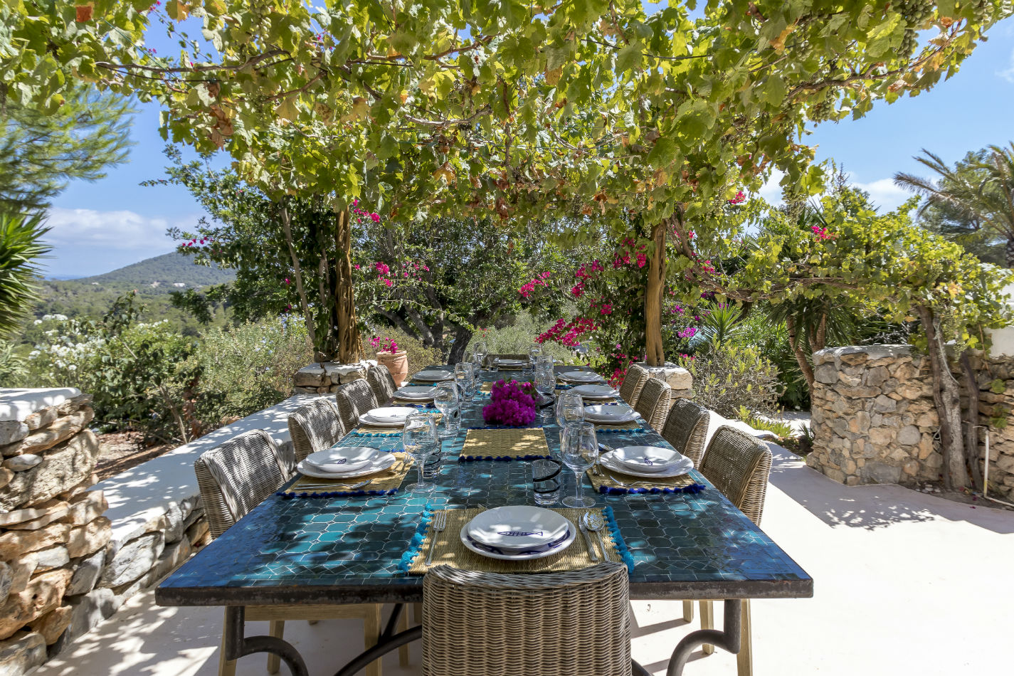 Finca Rural Luxus Ferienhaus Ibiza Mieten Outdoor Esstisch Unter Wildem Wein