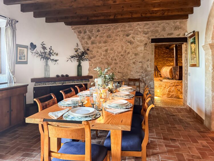 Finca Tafona Latana Luxus Ferienhaus Mallorca Mieten Esszimmer Detail
