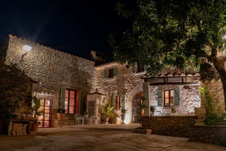 Finca Tafona Latana Luxus Villa Mallorca Mieten Außenansicht Am Abend