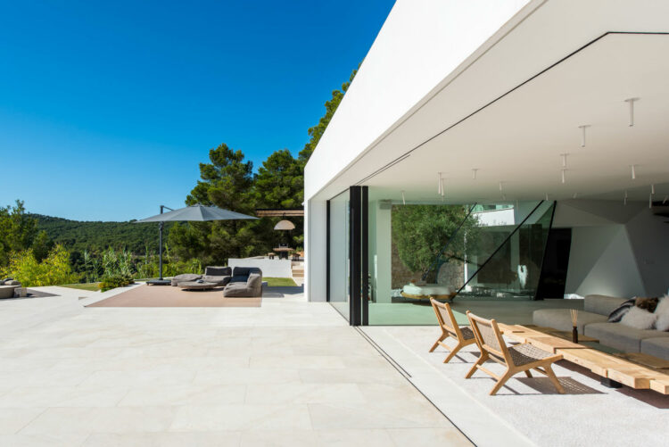 Hilltop Villa Luxus Ferienhaus Auf Ibiza Mieten Offener Wohnbereich Mit Terrasse