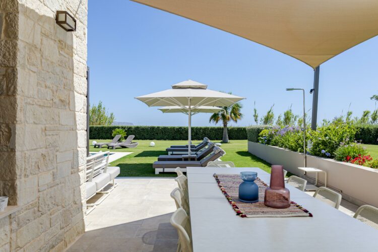 Iniada Villa One Luxuriöse Ferienvilla Kreta Mieten Outdoor Esstisch