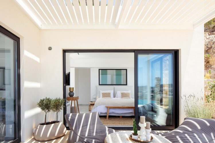 Kalathas Beachview Villa Exklusives Ferienhaus Kreta Schlafzimmer Mit Terrasse