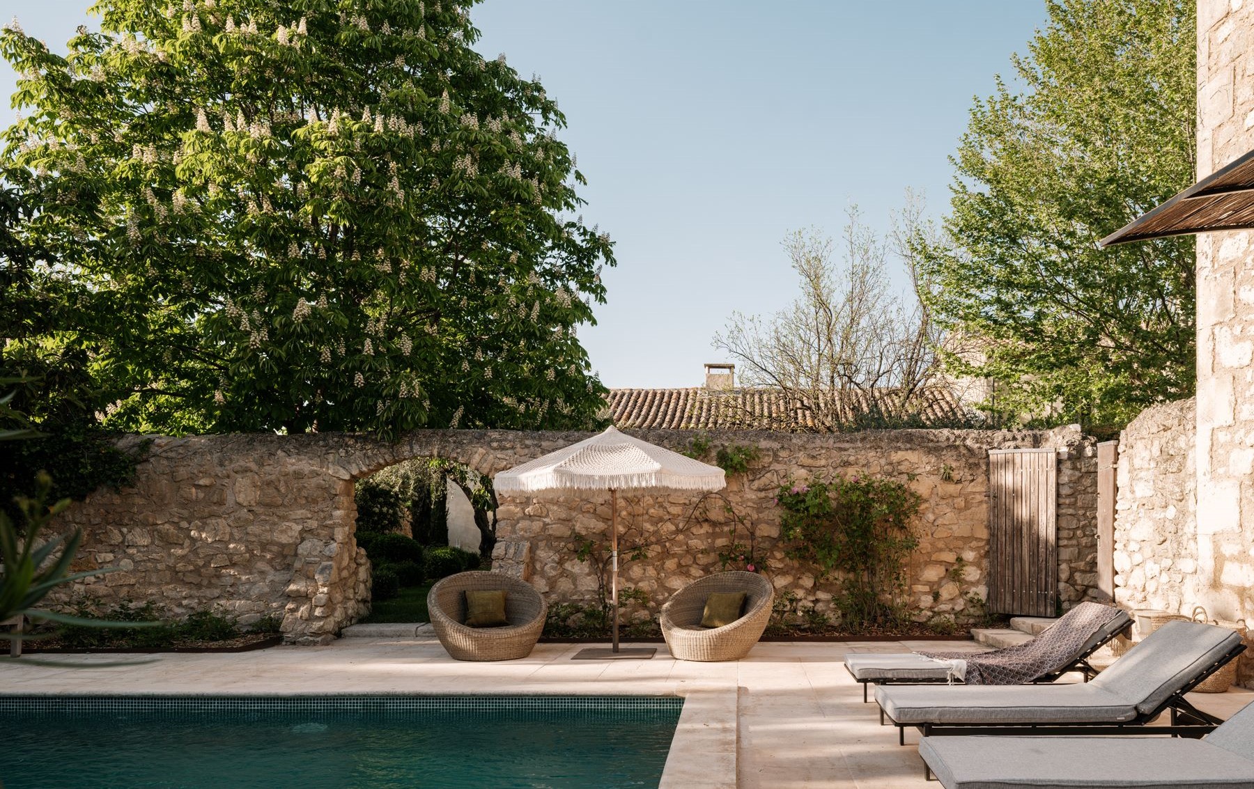 Mas Mouries Luxus Ferienhaus Frankreich Provence Mieten Poolterrasse