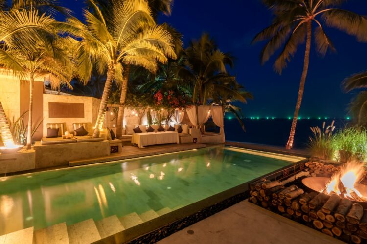 Oceans 8 Luxury Retreat Luxus Ferienvilla Koh Samui Poolterrasse Am Abend