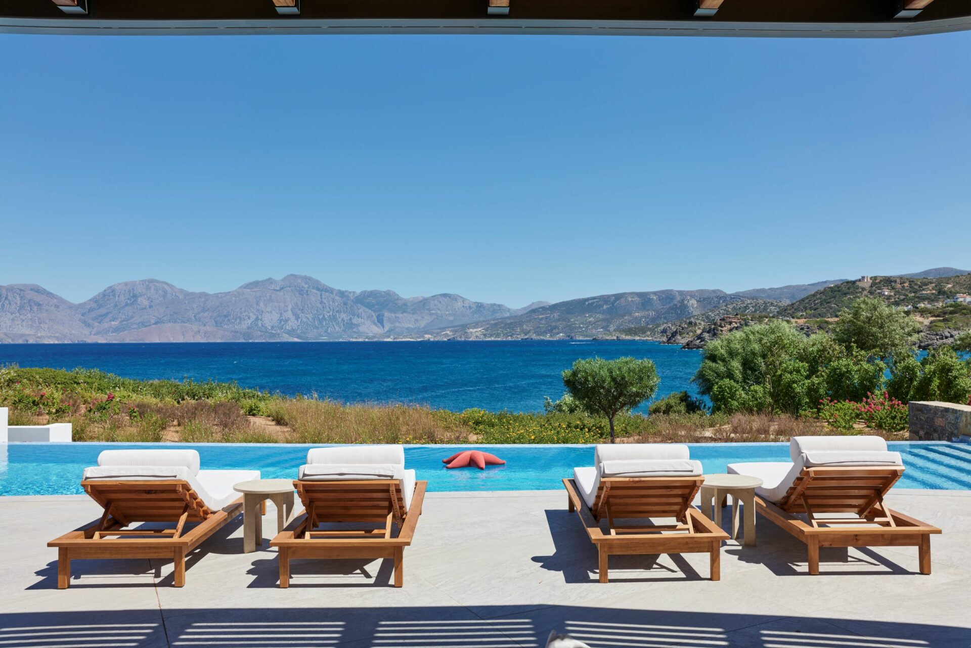 Seafront Villa Ammoudara Exklusives Ferienhaus Kreta Mieten Liegen