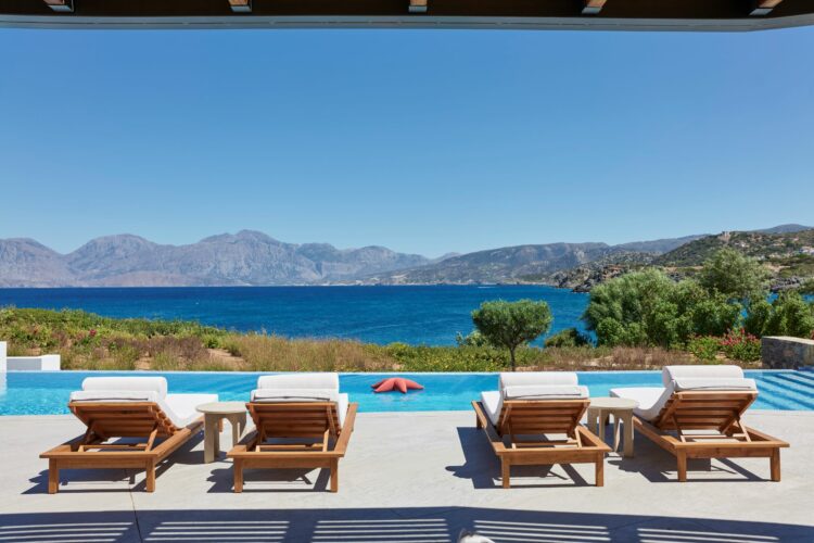 Seafront Villa Ammoudara Exklusives Ferienhaus Kreta Mieten Liegen