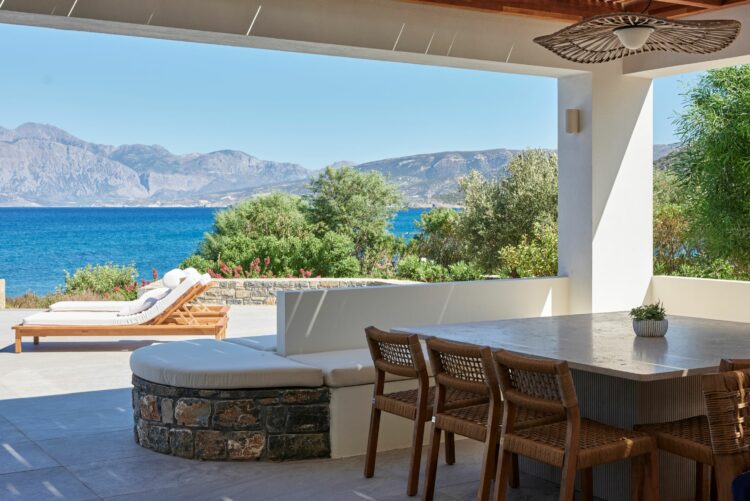 Seafront Villa Ammoudara Exklusives Ferienhaus Kreta Mieten Outdoor Esstisch