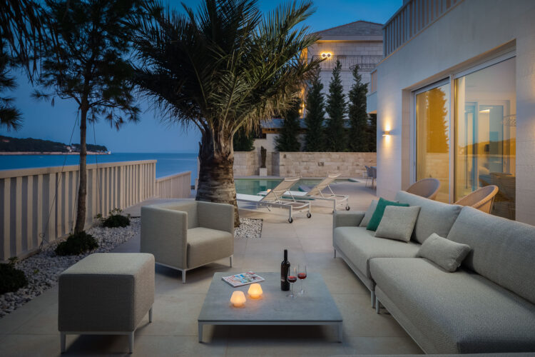 Seafront Villa Brac Luxuriöses Ferienhaus Kroatien Lounge Am Abend