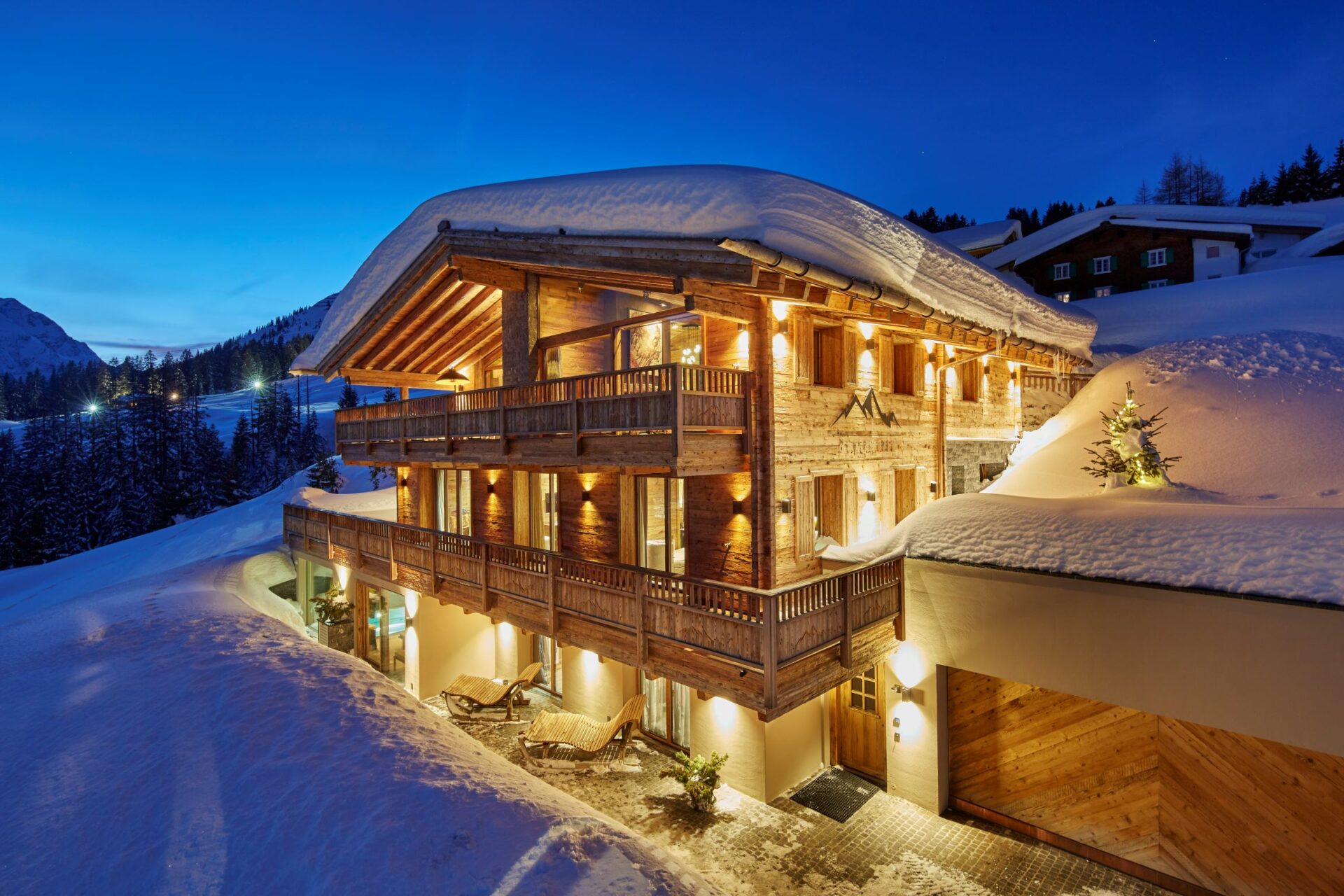 The Chalet Lech Luxus Ferienhaus Österreich Mieten Außenansicht Am Abend