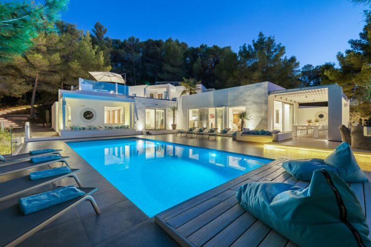 Villa Blue Boho Luxus Ferienhaus Ibiza Mieten Außenansicht Nachts