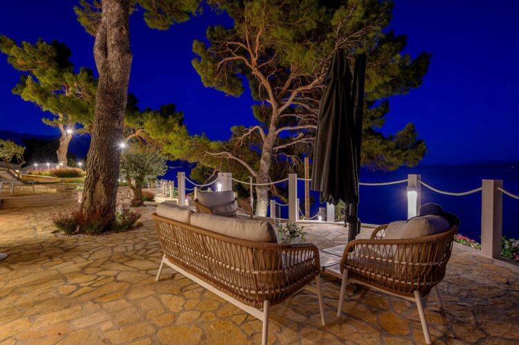 Villa Puntinak Luxuriöses Ferienhaus Insel Brac Kroatien Mieten Abendstimmung Outdoor Lounge