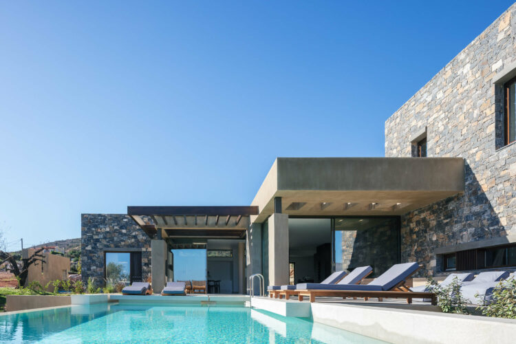 Villa Spinalonga Luxuriöse Ferienvilla Kreta Seitenansicht Pool