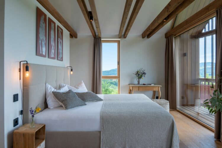 Weinberg Residenz Südsteiermark Luxus Ferienvilla Österreich Master Bedroom Villa Pool